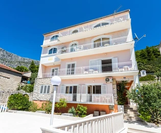 Spazioso condominio in vendita a Drvenik, direttamente sul lungomare in Croazia