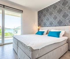 Villa à vendre à Rogoznica à seulement une rangée de la mer en Croatie