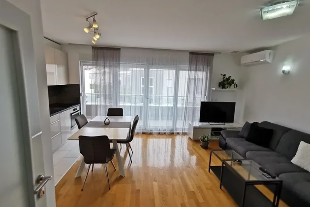 Podstrana, Strožanac, dvojizbový byt 77m2, garáž