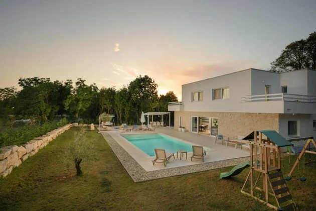Dizájnos belső terekkel és medencével rendelkező villa Žminjben eladó Horvátországban