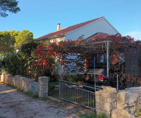 Dom przy morzu na sprzedaż w Milnie na wyspie Brač w Chorwacji