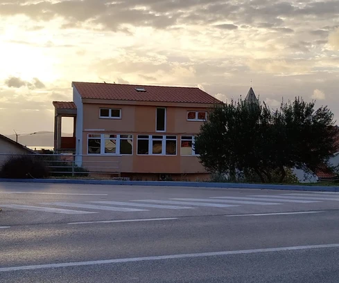 Amplia casa en venta en Zadar Bili Brig con vista al mar en Croacia
