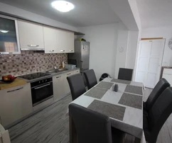 Apartament na pierwszym piętrze z przyległym podwórkiem