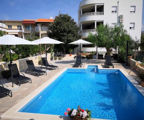 Vila mit Pool in Rogoznica nahe am Meer – sechs Wohnungen stehen zum Verkauf