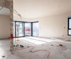 Omiš, két hálószobás lakás a harmadik emeleten, a tengertől számított második sorban