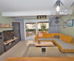 Vodice – appartement meublé de trois pièces avec jardin, à 500 m de la plage