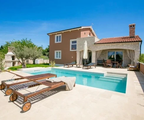 <p>Villa medencével, új építésű, csendes helyen, Poreč környékén.</p>