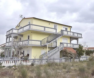 Водице – двухэтажный дом с 6 апартаментами, 373,15 м², в 800 м от пляжа Хангар.