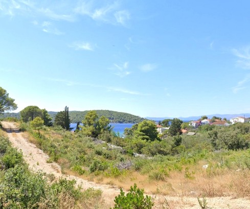 Przestronna działka budowlana na wyspie Šolta położona blisko morza na sprzedaż