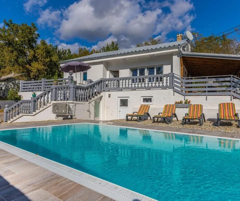 Freistehendes Haus mit Pool in der Gemeinde Vinodol zu verkaufen in Kroatien