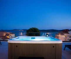 Zadar, Sveti Filip i Jakov, luxusní dvoupatrový penthouse s jacuzzi, druhý řad u moře