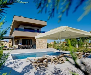 Új villa eladó medencével és wellness részleggel Marčanában Horvátországban