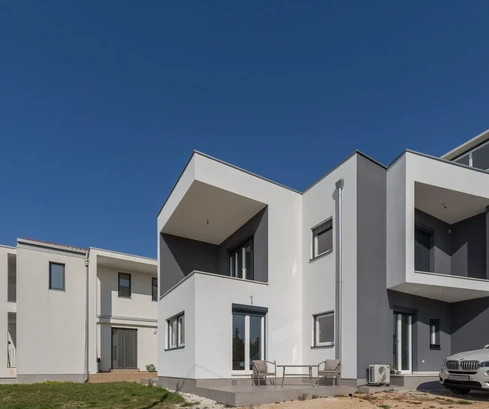 <p>ESCLUSIVA – NUOVA VILLA BIFAMILIARE CON APPARTAMENTI IN UNA POSIZIONE TOP, A 6 KM DALLA CITTÀ E A 3 KM DALLE PRIME SPIAGGE</p>