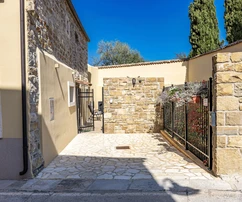 Istria, Buje – Renovated stone house with garden