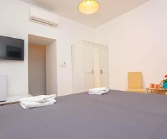 Kamienny dom położony bezpośrednio przy nadbrzeżu w Szybeniku na sprzedaż w Chorwacji