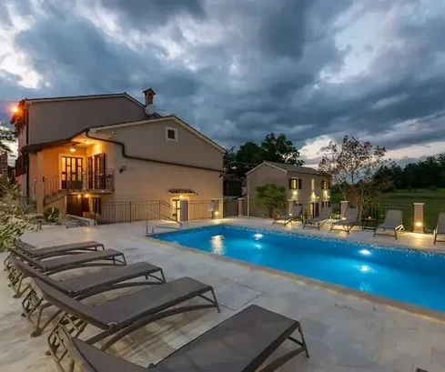 Urocze trio domów w centralnej Istrii z rozległym terenem