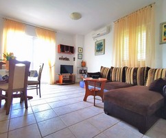 Tágas apartmanház eladó Šolta szigetén, a tengerpart közelében