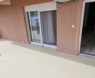 Čiovo, Okrug G., 2 hálószobás lakás, 85 m2, új építésű, bútorozott, garázsbeálló.