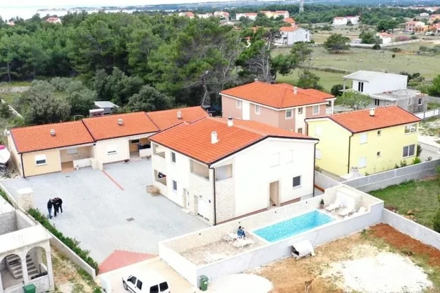 Apartamentos con piscina para fines turísticos