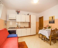 Trogir, Doppelhaushälfte 471 m2 mit Swimmingpool, 25 vom Meer entfernt, offener Meerblick