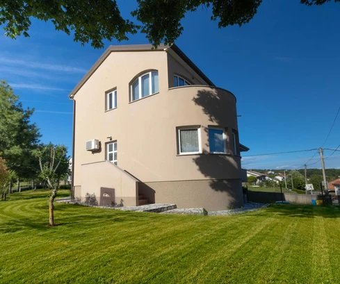 Viskovo, Marcelji, espaciosa casa unifamiliar con dos apartamentos, 300 m², en un gran terreno de 1.137 m²