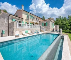 Villa in pietra con piscina, posizione tranquilla, proprietà unica, nei dintorni di Pazin.