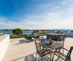 Zadar, Sveti Filip i Jakov, luxusní dvoupatrový penthouse s jacuzzi, druhý řad u moře