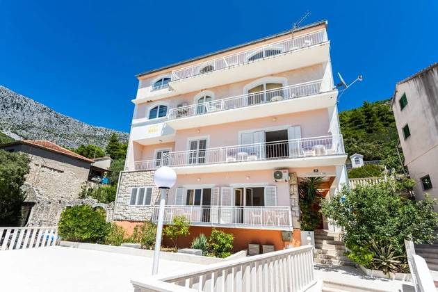 Przestronny dom apartamentowy w pierwszej linii brzegowej na sprzedaż w Drveniku w Chorwacji