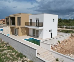 Vodice, Srima - Doppelhaushälfte S2 mit Pool, 270 m vom Strand entfernt