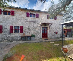 Istria, Kanfanar: Casa in pietra ristrutturata con giardino