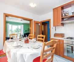 Casa independiente en venta en Viškovo con tres apartamentos en Croacia