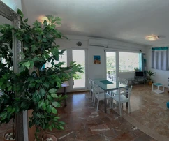 Casa mediterránea con vista al mar en venta en Marina, Croacia