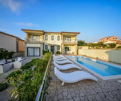 Villa de lujo con piscina! ¡Segunda fila al mar! Ubicación exclusiva