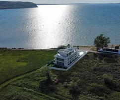 Nowo wybudowane mieszkanie na parterze z basenem, pierwsza linia brzegowa