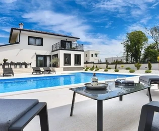 Vila s bazenom na prodaju Marčana