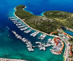 Luxusní vila s bazénem na prodej v Rogoznici v Chorvatsku