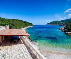 Komiža, Okljucna, krásna kamenná vila v prvom rade pri mori