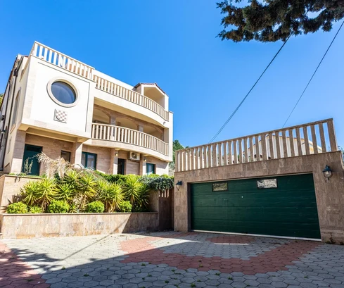 Casa en venta a solo una fila del mar en Murter, Croacia