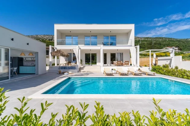 Superbe villa blanche près d'Omis