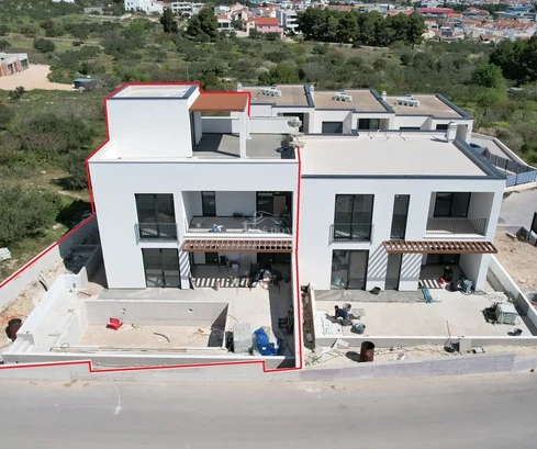 Vodice - Casa bifamiliare S1 con piscina e terrazza sul tetto