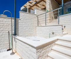 Trzypokojowe mieszkanie na sprzedaż w pierwszej linii brzegowej w Žaborić w Chorwacji