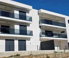 Seget Vranjica, dreistöckige 4-Zimmer-Wohnung 164 m2 + Garten 190 m2 mit privatem Pool