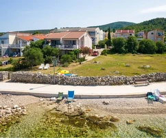Pohodlné apartmány pri pláži v tichom ostrovnom prostredí