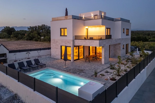Villa moderna con piscina in vendita a Nona in Croazia
