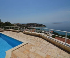 VILA S BAZÉNEM A PANORAMATICKÝM VÝHLEDEM NA MOŘE, NA ATRAKTIVNÍM MÍSTĚ!