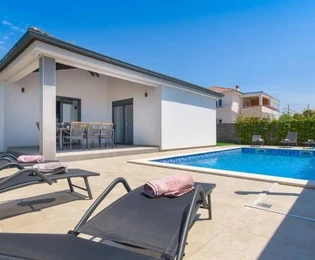 Istria, Pula, Moderna villa en planta baja con piscina cerca del centro de la ciudad