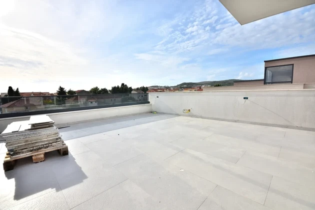 Vodice – maison jumelée avec piscine, à 550 m du centre