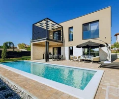Casa moderna completamente attrezzata con piscina in vendita a Tar-Vabriga in Croazia