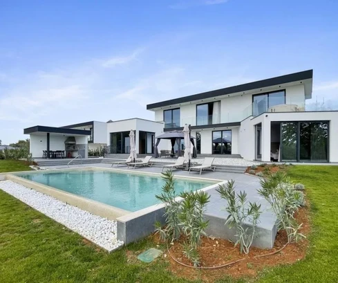 Villa moderna con piscina rodeada de vegetación y vistas al mar, Istria, Poreč