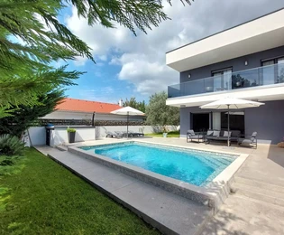 Moderná vila s bazénom na predaj v Ližnjane v Chorvátsku